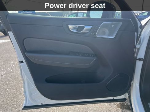 Used 2022 Volvo XC60 B6 R-Design image 13