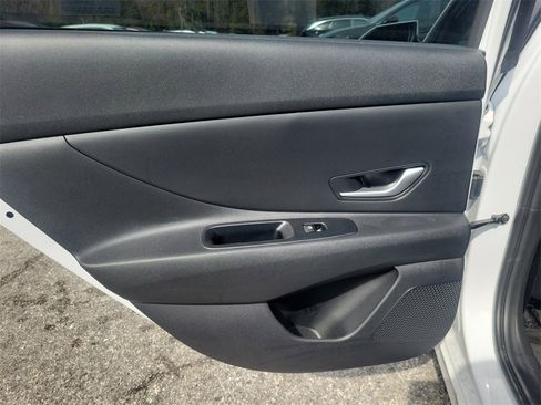 Certified 2025 Hyundai Elantra SE image 8