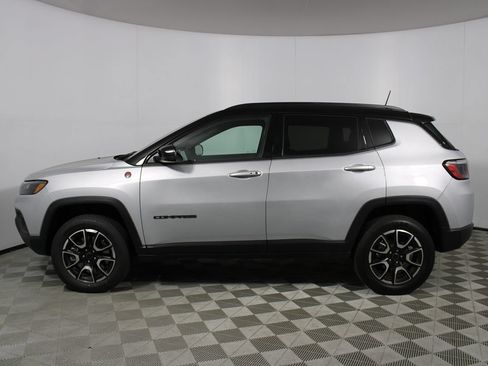Used 2025 Jeep Compass Trailhawk AWD/4WD image 27