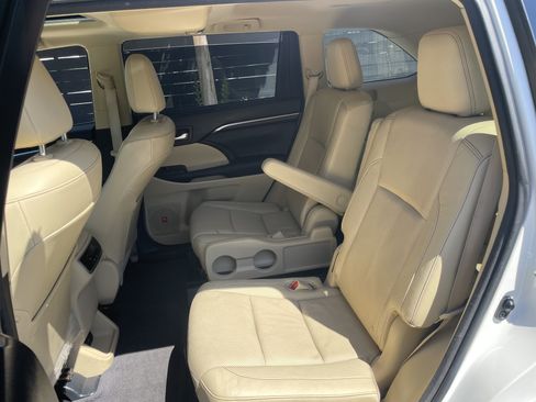Used 2014 Toyota Highlander Limited w/ Driver Technology Package AWD/4WD image 14