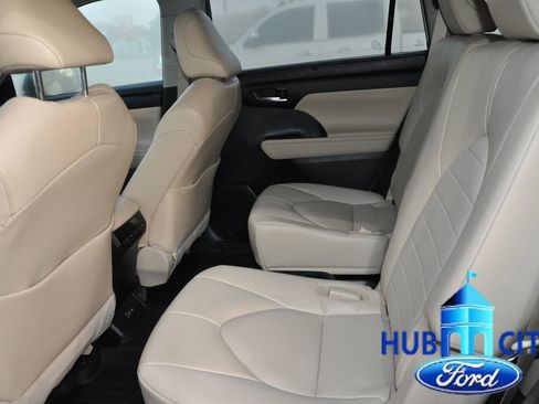 Used 2023 Toyota Highlander XLE image 12