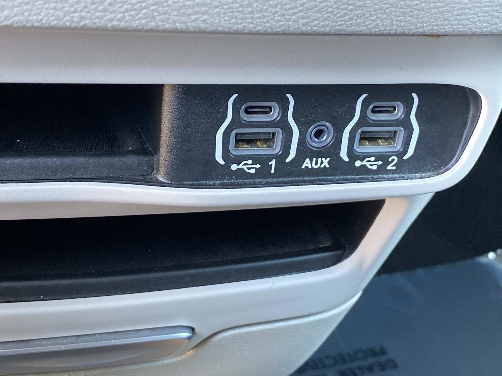 Used 2024 Chrysler Pacifica Touring-L FWD image 19