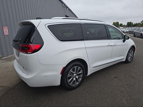 Used 2025 Chrysler Pacifica Pinnacle FWD image 4