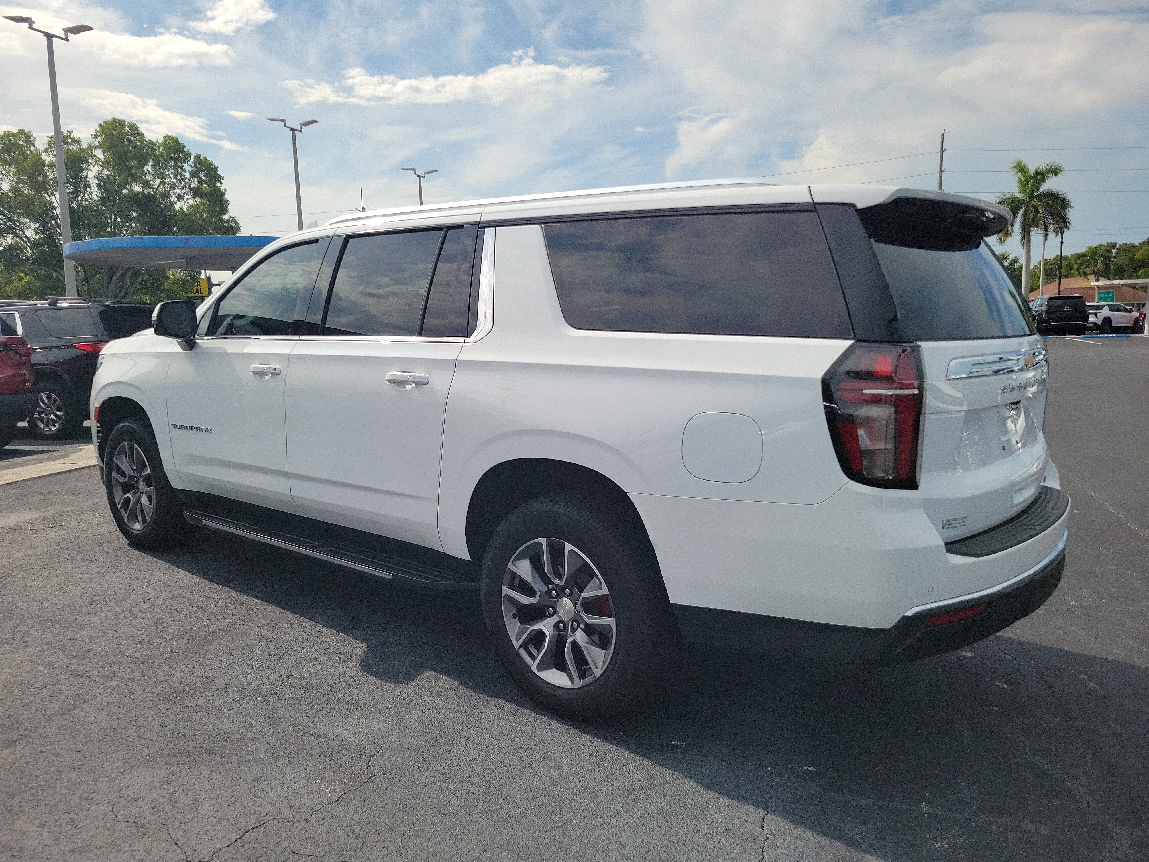 Used 2024 Chevrolet Suburban LT w/ Luxury Package RWD image 3
