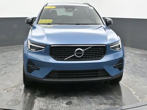Used 2024 Volvo XC40 B5 Core image 3