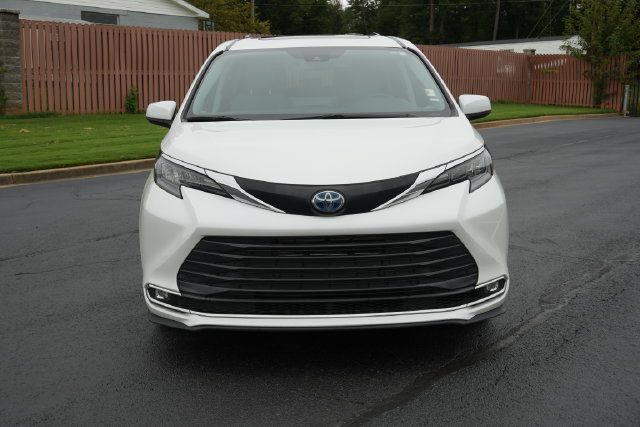 Used 2024 Toyota Sienna XLE FWD image 2