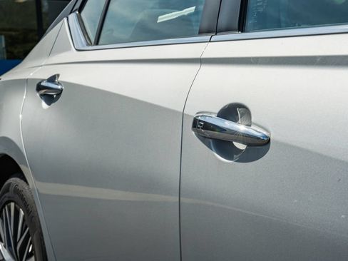 Used 2025 Nissan Altima 2.5 SV FWD image 11