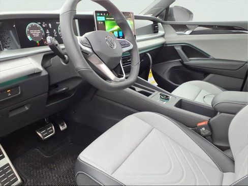 New 2026 Volkswagen Tiguan SE R-Line image 17