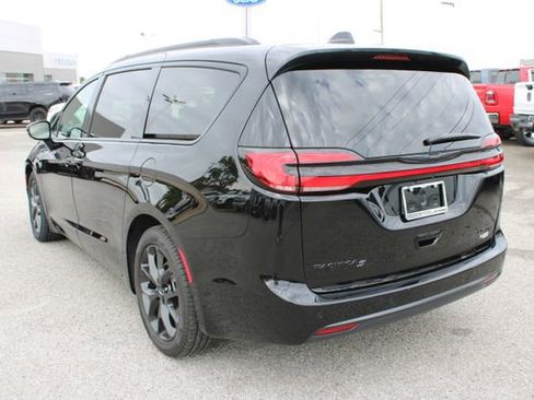 Used 2025 Chrysler Pacifica Limited FWD image 9