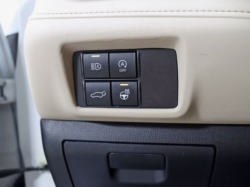 Used 2024 Toyota Highlander XLE AWD/4WD image 15