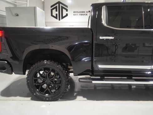 Used 2024 Chevrolet Silverado 1500 High Country AWD/4WD image 8