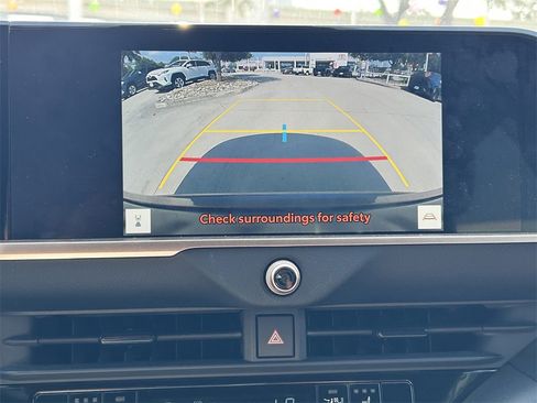 Used 2023 Toyota Crown Limited image 27