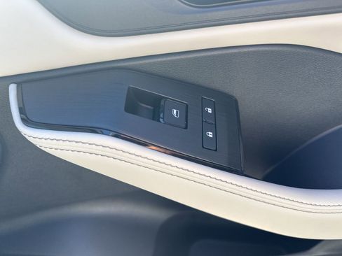 Used 2025 Nissan Rogue SV image 39