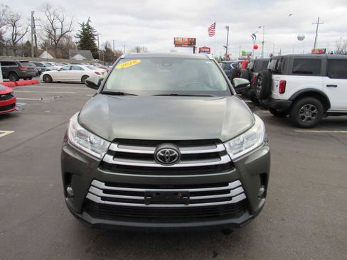 Used 2018 Toyota Highlander XLE image 2