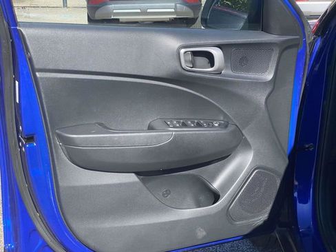 Used 2024 Hyundai Venue SEL image 13