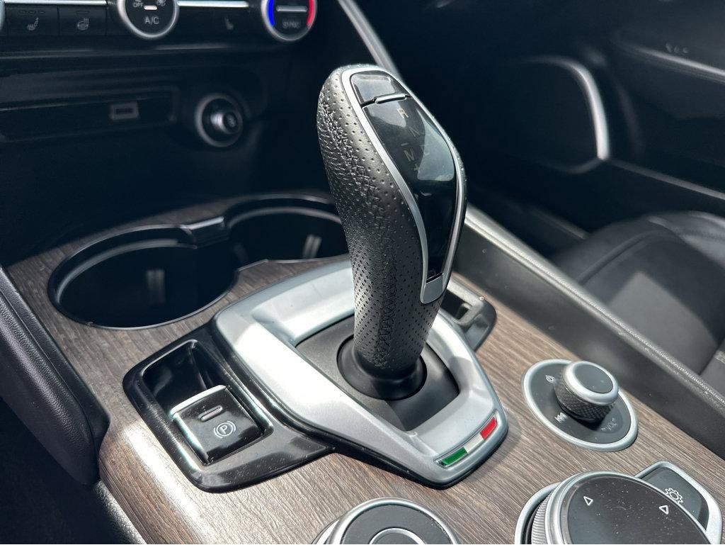 Used 2022 Alfa Romeo Giulia Ti AWD/4WD image 27