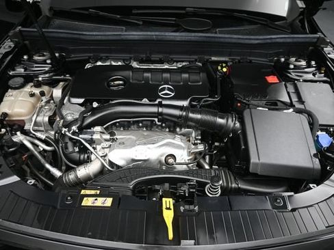 Used 2022 Mercedes-Benz GLB 250 4MATIC image 32