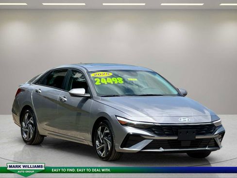 Used 2025 Hyundai Elantra SEL FWD image 2