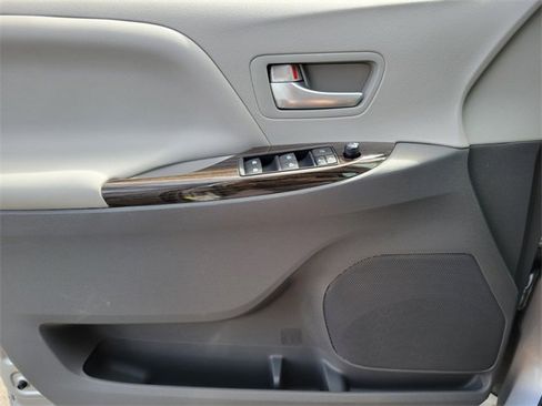 Used 2015 Toyota Sienna XLE image 17
