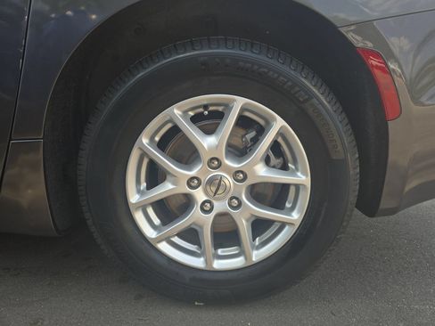 Used 2022 Chrysler Pacifica Touring-L FWD image 35