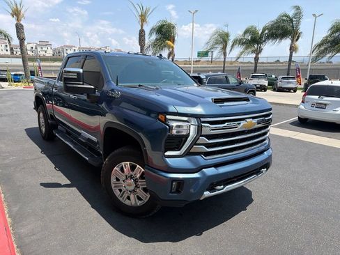 Used 2025 Chevrolet Silverado 2500 High Country w/ Technology Package AWD/4WD image 2
