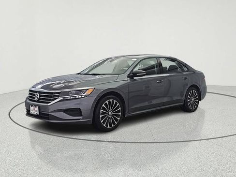 Used 2022 Volkswagen Passat 2.0T FWD image 3
