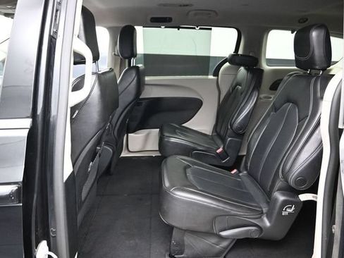 Certified 2023 Chrysler Pacifica Touring-L FWD image 22