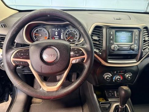 Used 2014 Jeep Cherokee Sport image 8