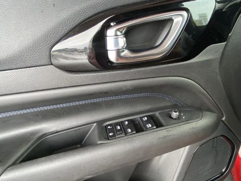 Used 2025 Jeep Compass Latitude w/ Altitude Special Edition image 13