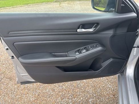 Used 2025 Nissan Altima 2.5 SV image 15