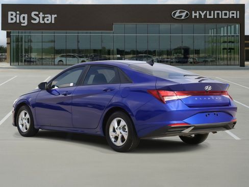 Used 2023 Hyundai Elantra SE w/ Preferred Accessory Package image 3