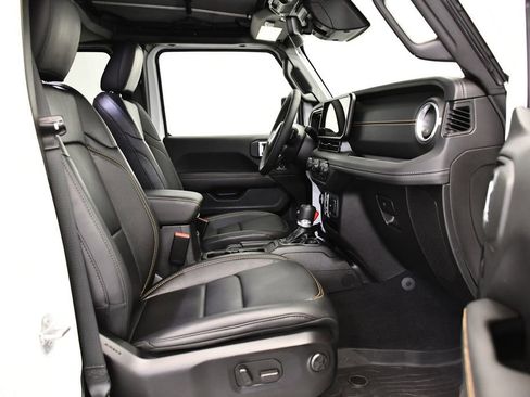 Used 2025 Jeep Wrangler Sahara image 43