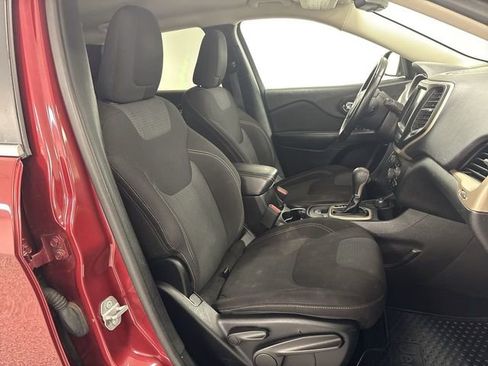 Used 2017 Jeep Cherokee Latitude w/ Cold Weather Group image 18