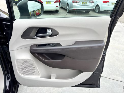 Used 2017 Chrysler Pacifica Touring w/ Tire & Wheel Group image 26
