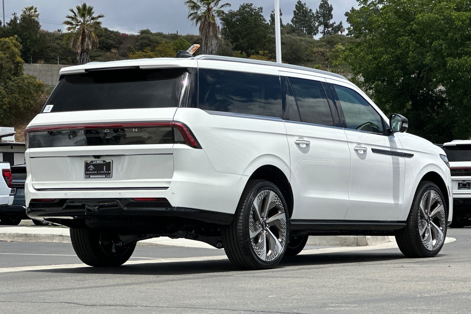 New 2026 Lincoln Navigator L Black Label AWD/4WD image 3