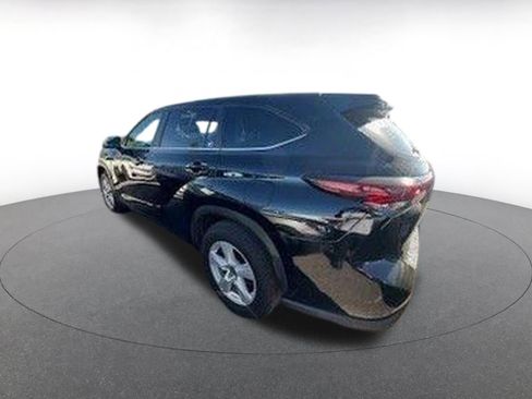 Used 2025 Toyota Highlander LE image 4