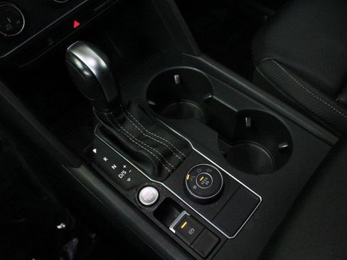 Used 2022 Volkswagen Atlas Cross Sport SE image 18