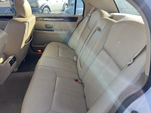 Used 2010 Lincoln Town Car Signature Limited image 15