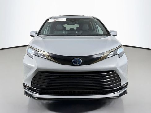 Certified 2023 Toyota Sienna XLE Woodland Edition AWD/4WD image 2