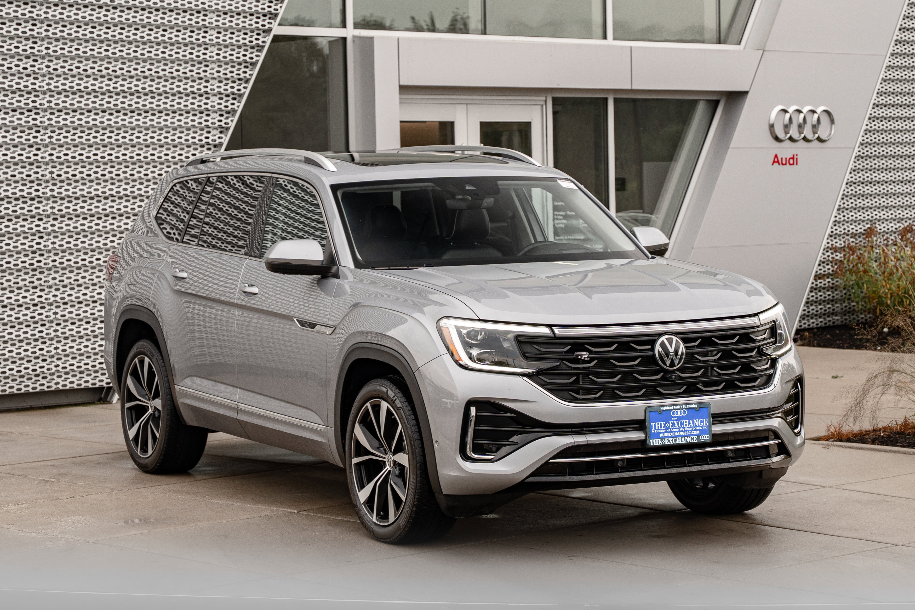 Used 2024 Volkswagen Atlas SEL Premium R-Line AWD/4WD image 2