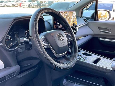 Used 2022 Toyota Sienna XLE image 16