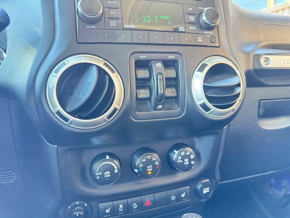 Used 2018 Jeep Wrangler Unlimited Sahara w/ Dual Top Group AWD/4WD image 17