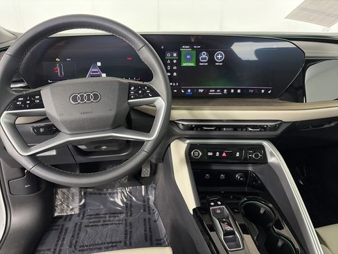 Used 2025 Audi Q5 Premium Plus w/ Premium Plus AWD/4WD image 3