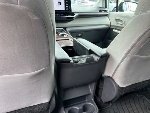 Used 2021 Toyota Sienna LE AWD/4WD image 22