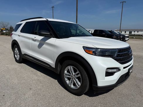 Used 2022 Ford Explorer XLT w/ Equipment Group 202A image 7