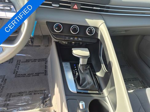 Used 2025 Hyundai Elantra SE image 18