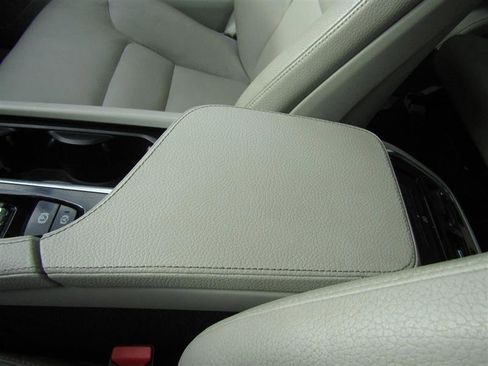 Used 2018 Volvo XC90 T5 Momentum w/ Convenience Package image 29