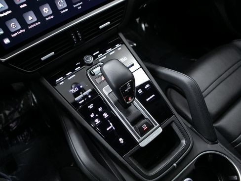 Certified 2023 Porsche Cayenne Platinum Edition image 21