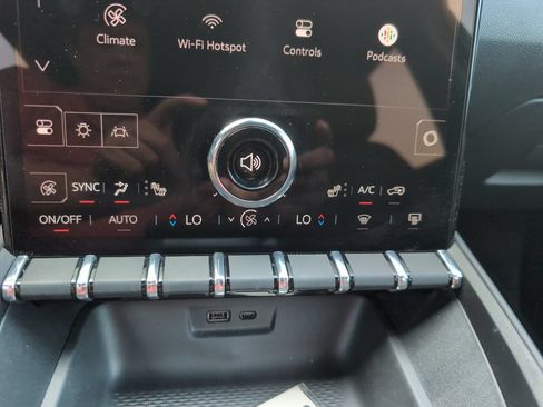 Used 2025 GMC Terrain Elevation w/ Elevation Premium Package AWD/4WD image 24