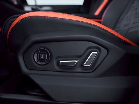 Used 2025 Lamborghini Urus SE image 36